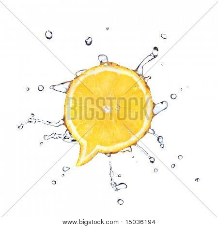 Limone in forma di dialogo con gocce d'acqua isolata on white