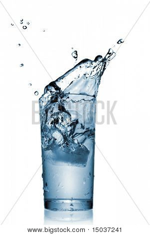 vand plaske i glas isoleret på hvid