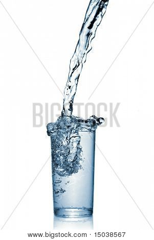 vand plaske i glas isoleret på hvid