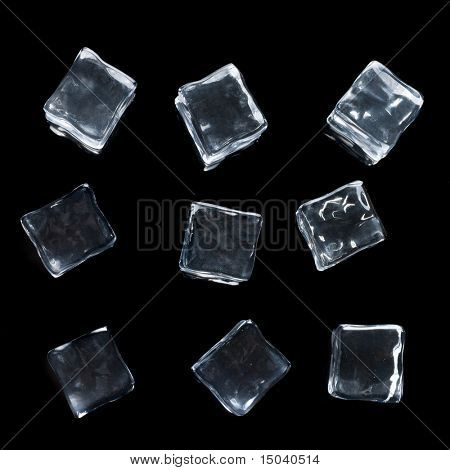 cubetti di ghiaccio isolati su sfondo nero