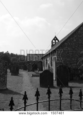 Lille landsbykirke kirkegård