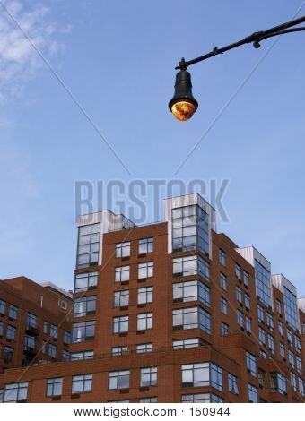 Budynek i lampy uliczne