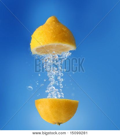 レモンを水滴します。