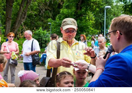 Kirov, Russia - July 08, 2018: Parents And Children Are Waiting For The Lottery In The Park Multilan
