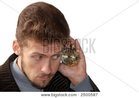 Man lyssnar väckarklocka