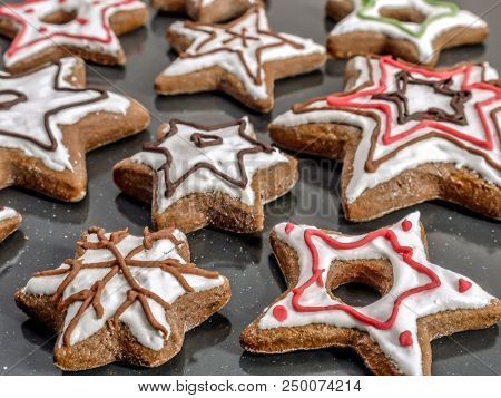 Star-shaped seasonal gingerbread cookies with iwhite cing