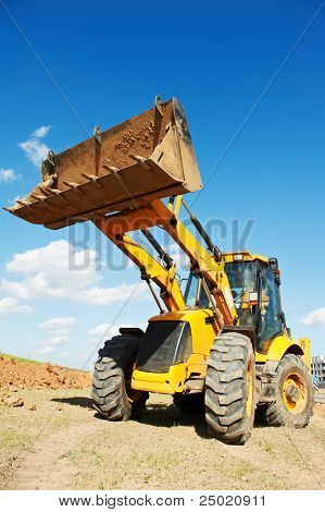 Mobilbagger-Ladeprogramm mit Heckbagger entladen Sand am Eathmoving arbeitet in Baustelle