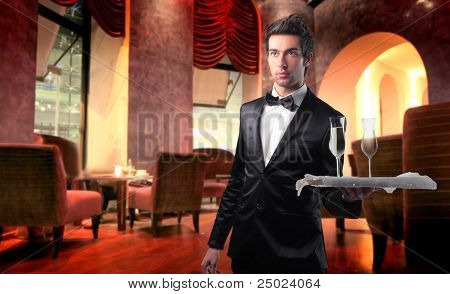 Handsome cameriere che serve vino bicchieri in un lounge bar