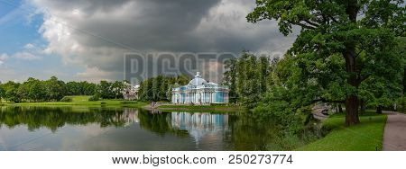 Pushkin, Russia - Juli 11 2018 : Cloudy Summer Day In Pushkin.
