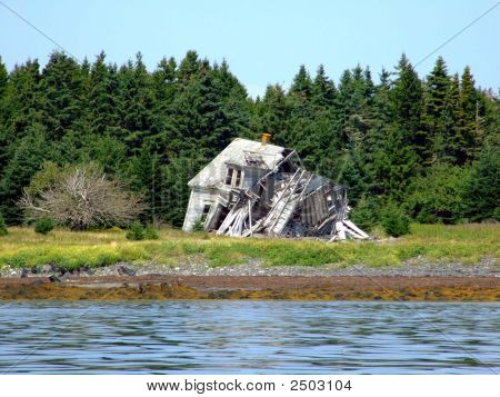 alte falling down house