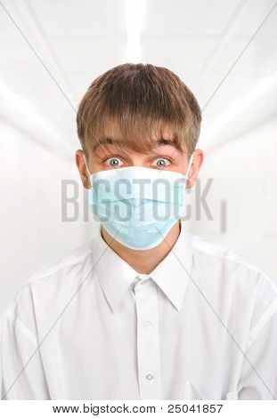 Teenager v masce