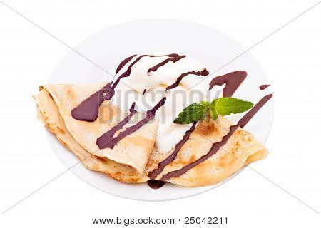 초콜릿 토 핑과 아이스크림 크레페