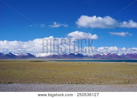 The Yamdrok Yumtso Lake,tibet, Yamdroog Is The Fifth Largest Lake In The Tibet Autonomous Region And