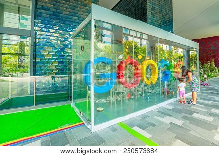 Singapore - Maggio 5, 2018: Google Sign On Lobby Of New Google Headquarters, Mapletree Business City