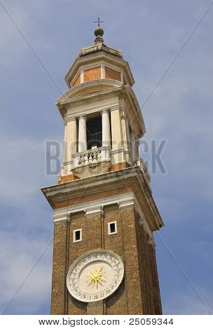 Uhrturm mit 24-Stunden-Gesicht In Venedig
