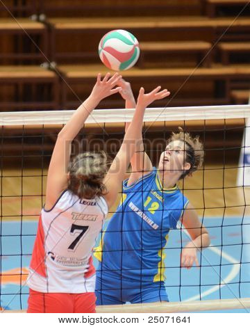 Jönköpings Södra, Ungern - 21 oktober: Karmen Kovacs (R) i aktion på en ungersk NB I. League volleyboll g