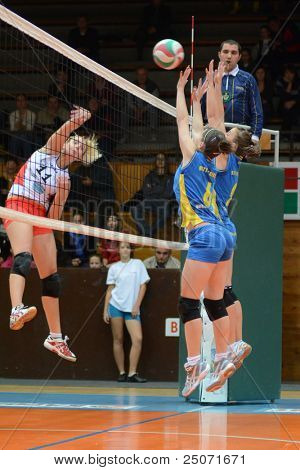 Jönköpings Södra, Ungern - 21 oktober: Kamilla Gyorbiro (blå 6) i aktion på en ungersk NB I. League voll