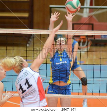 Jönköpings Södra, Ungern - 21 oktober: Kamilla Gyorbiro (blå 6) i aktion på en ungersk NB I. League voll