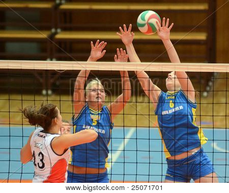 Jönköpings Södra, Ungern - 21 oktober: Zsofia Horvath (R) i aktion på en ungersk NB I. League volleyboll 