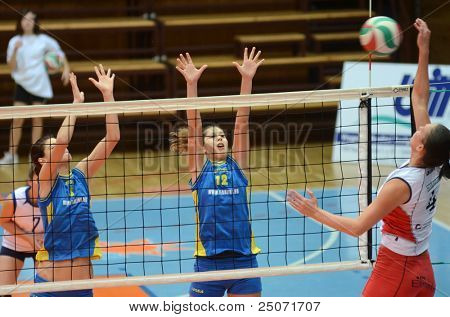 Jönköpings Södra, Ungern - 21 oktober: Karmen Kovacs (blå 12) i aktion på en ungersk NB I. League volley