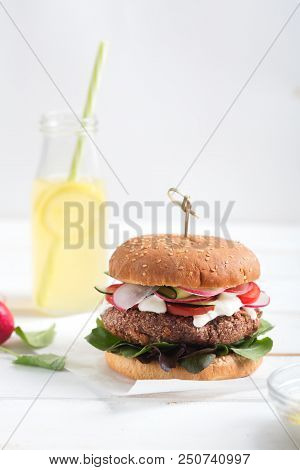 Veggie Bean And Quinoa Burger With Fresh Vegetables