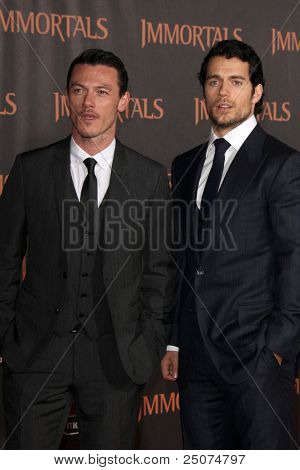 ลอสแองเจลิส - 7 nov: Luke Evans, Henry Cavill มาที่ 