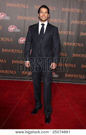 LOS ANGELES - 7 nov: Henry Cavill มาถึงที่ 