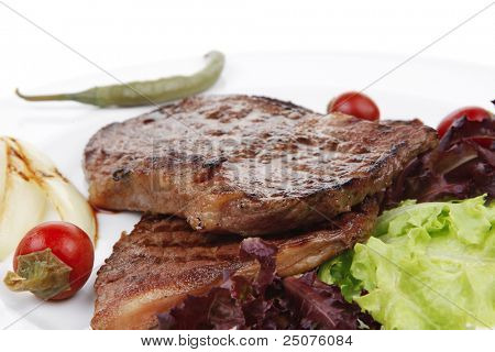 肉料理： 2 つのロースト赤と・ チリ ・ ペッパーズ、緑のレタスのサラダ ・ ディ ・上で骨ステーキ