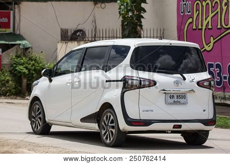 Toyota Sienta Mini Mpv Van.