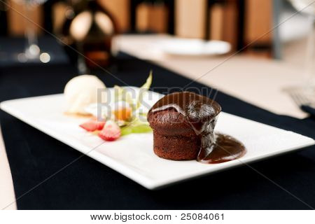 Sticky toffee med dattels, karamelsauce og is