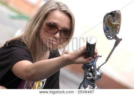 Kvinna med cykel