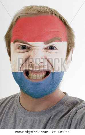 Cara de louco homem irritado, pintado nas cores da bandeira da Holanda