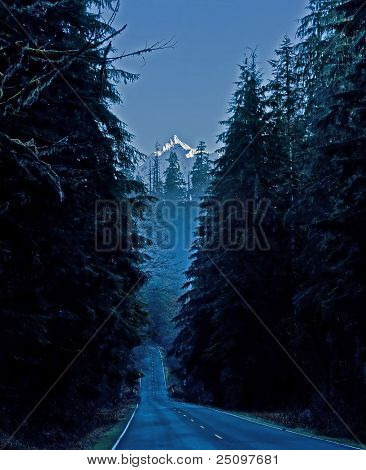 Strada di montagna all'alba d'inverno