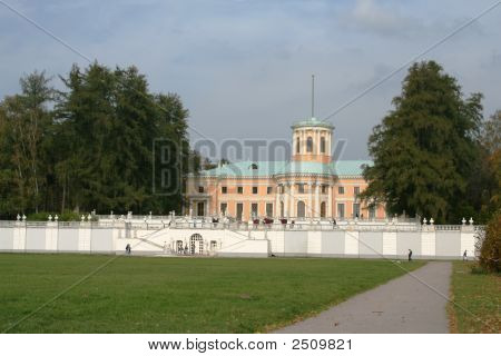 Palast der Museum Estate Arhangelskoe anzeigen.