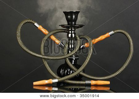 검은 배경에 연기 물 담 뱃 대