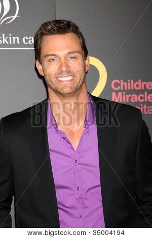 LAS VEGAS - JUN 19: Eric Martsolf příjezdu na 38 Daytime Emmy Awards v Hilton Hotel & Casin