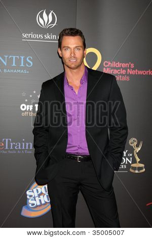 LAS VEGAS - JUN 19: Eric Martsolf příjezdu na 38 Daytime Emmy Awards v Hilton Hotel & Casin