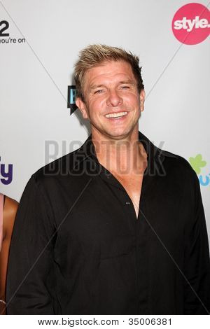 LOS ANGELES - AUG 1: Kenny Johnson na NBC TCA léto 2011 všechny Star Party v hotelu SLS 