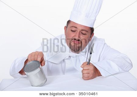 Chef cutucando lata