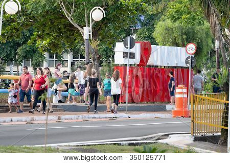 Londrina Pr, Brazil - December 23, 2019: People Walking At Higienopolis Avenue And The Christmas Tot
