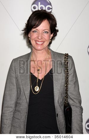 LOS ANGELES - JAN 10: Allison Janney arriva presso TCA Winter 2011 della Disney ABC Television Group P