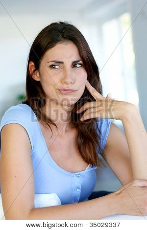 Brunette pige med afhøring kig på hendes fave
