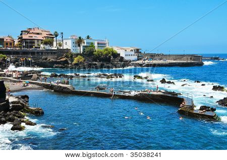 PUERTO DE LA CRUZ, Španělsko - 15. června: San Telmo Beach a lázně na Červen 15, 2011 v Puerto de la Cruz,