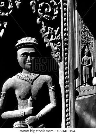 Bas Relief veistämällä temppelin ovelle