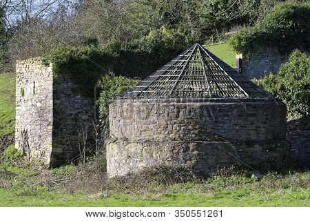 Railway Tunnel Airshaft On Main Bristol Birmingham Line At Wickwar, Gloucestershire, Uk