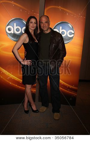 ลอสแองเจลิส - 14 พฤษภาคม: Michele Borth, Elias Koteas ที่ กลุ่มโทรทัศน์ ABC ดิสนีย์อาจกดขยะ