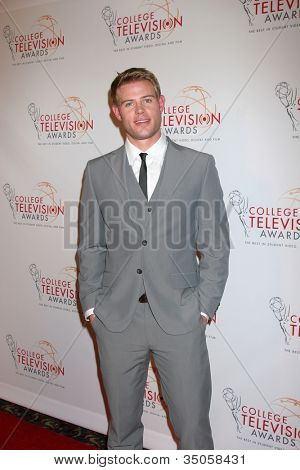 LOS ANGELES - 9 APR: Trevor Donovan aankomen op de 32e Annual College televisie Awards op Rais