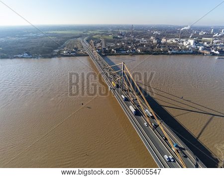Rhein Bei Hochwasser Bruecke A40 Duisburg Neuenkamp