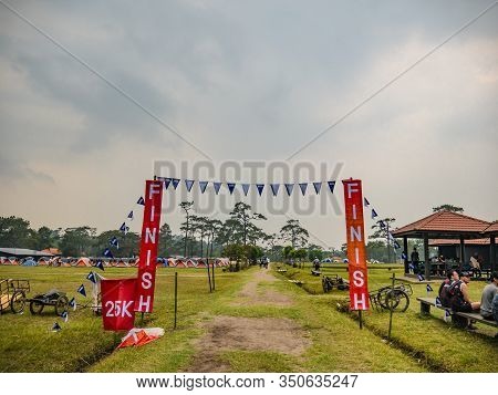 Loei/thailand-16 Feb 2019:unacquainted People With Trail Running Goal On Phu Kradueng Mountain Natio