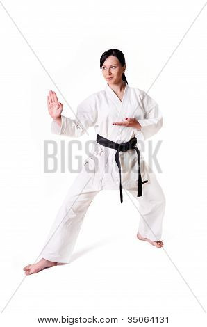 Kobieta karate pozowanie na białym tle